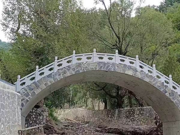 擅长各类高标准、高要求的景观石栏、河道石栏、古建石雕工程施工